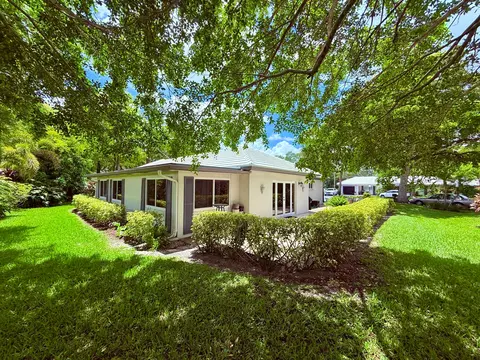Exterior - 1019 E Cypress Dr, Pompano Beach, FL 33069 photo 5 of 9