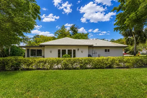 Exterior - 1019 E Cypress Dr, Pompano Beach, FL 33069 photo 3 of 9