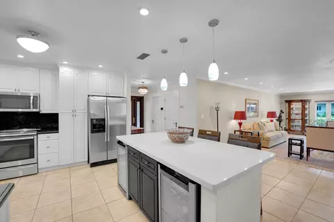Kitchen - 1019 E Cypress Dr, Pompano Beach, FL 33069 photo 5 of 15