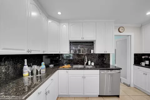 Kitchen - 1019 E Cypress Dr, Pompano Beach, FL 33069 photo 9 of 15