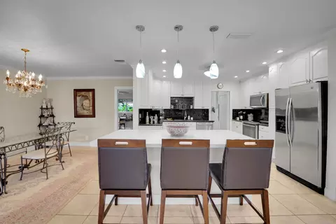 Kitchen - 1019 E Cypress Dr, Pompano Beach, FL 33069 photo 4 of 15