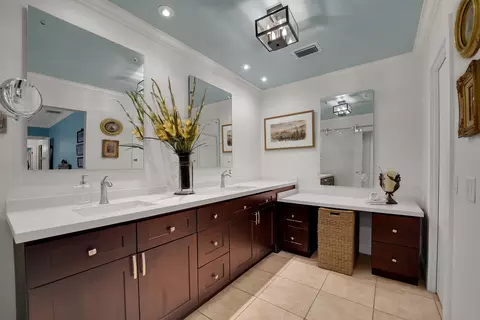Bath - 1019 E Cypress Dr, Pompano Beach, FL 33069 photo 1 of 9