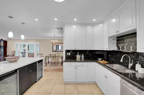 Kitchen - 1019 E Cypress Dr, Pompano Beach, FL 33069 photo 14 of 15