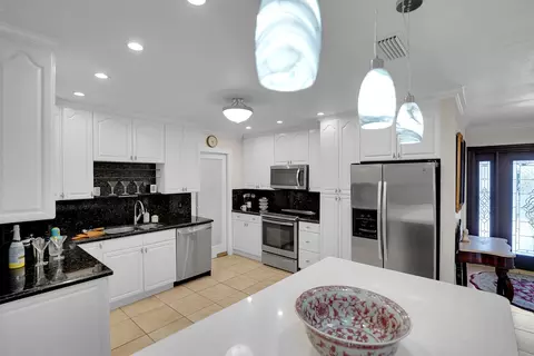 Kitchen - 1019 E Cypress Dr, Pompano Beach, FL 33069 photo 12 of 15
