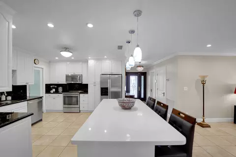Kitchen - 1019 E Cypress Dr, Pompano Beach, FL 33069 photo 11 of 15