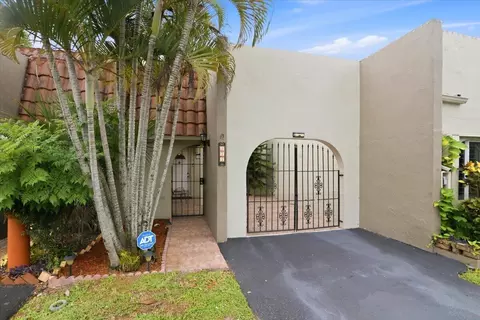 275 Jacaranda Dr, Plantation, FL 33324