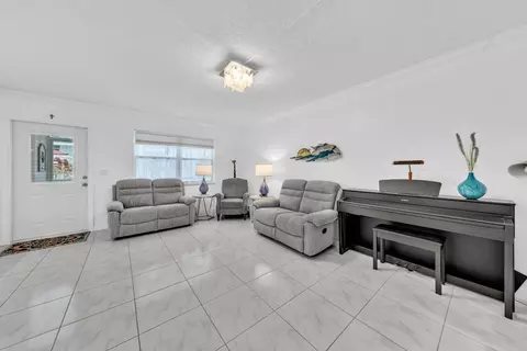 580 Egret Dr #121, Hallandale Beach, FL 33009