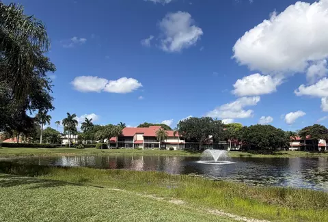 22 Lexington Ln W #D, Palm Beach Gardens, FL 33418
