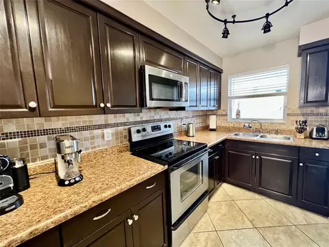 160 NE 8th Ave #1B, Hallandale Beach, FL 33009