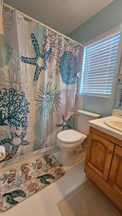 Bath - 128 Banyan Cir, Jupiter, FL 33458 photo 2 of 3