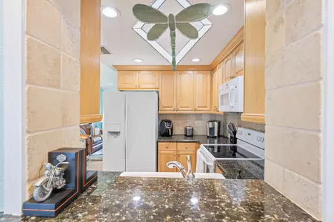 Kitchen - 128 Banyan Cir, Jupiter, FL 33458 photo 3 of 3