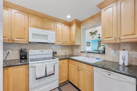Kitchen - 128 Banyan Cir, Jupiter, FL 33458 photo 2 of 3