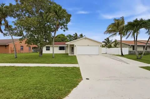 140 Bilbao St, Royal Palm Beach, FL 33411