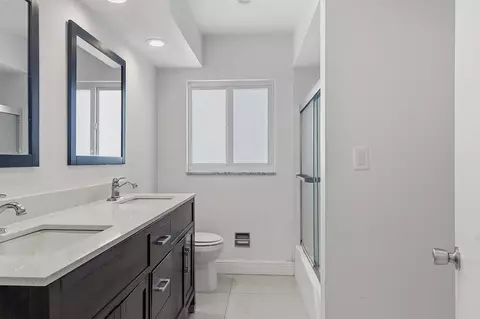 Bath - 2910 NE 40th Ct, Lighthouse Point, FL 33064 photo 2 of 5