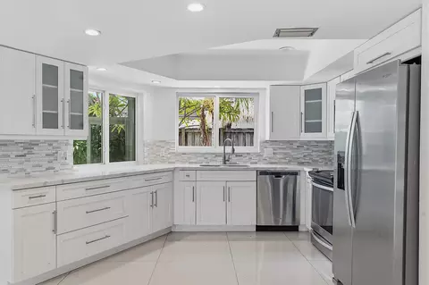 Kitchen - 2910 NE 40th Ct, Lighthouse Point, FL 33064 photo 1 of 3