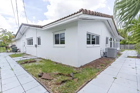 Exterior - 2910 NE 40th Ct, Lighthouse Point, FL 33064 photo 10 of 11
