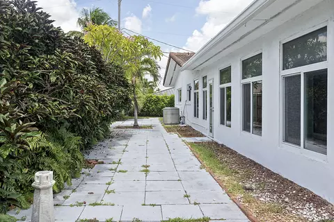 Exterior - 2910 NE 40th Ct, Lighthouse Point, FL 33064 photo 8 of 11