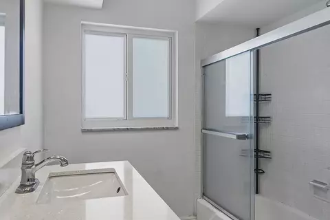 Bath - 2910 NE 40th Ct, Lighthouse Point, FL 33064 photo 3 of 5