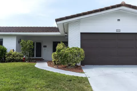 Exterior - 2910 NE 40th Ct, Lighthouse Point, FL 33064 photo 6 of 11