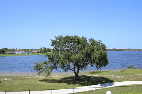 470 Executive Center Dr #3B, West Palm Beach, FL 33401