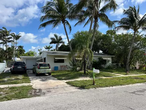 1421 Crest Dr, Lake Worth, FL 33461