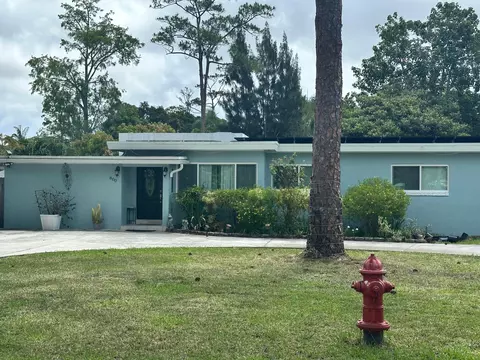 800 Ivory Ln, Haverhill, FL 33415