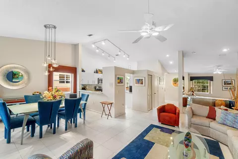 9829 Seacrest Cir #202, Boynton Beach, FL 33437