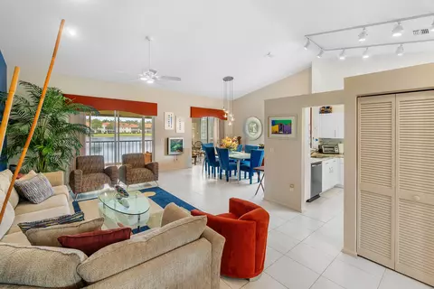 9829 Seacrest Cir #202, Boynton Beach, FL 33437