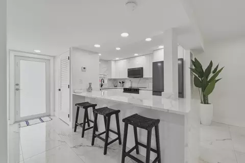 9523 N Hollybrook Lake Dr #103, Pembroke Pines, FL 33025