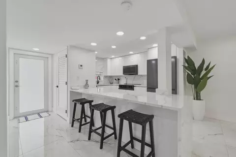 9523 N Hollybrook Lake Dr #103, Pembroke Pines, FL 33025