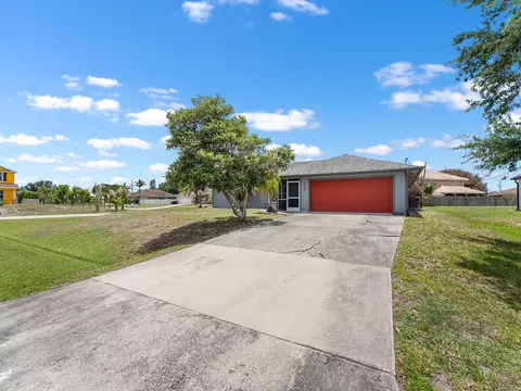 403 SW Cahoon Ct, Port Saint Lucie, FL 34953