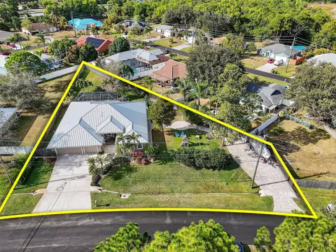 3221 SE Quay St, Port Saint Lucie, FL 34984