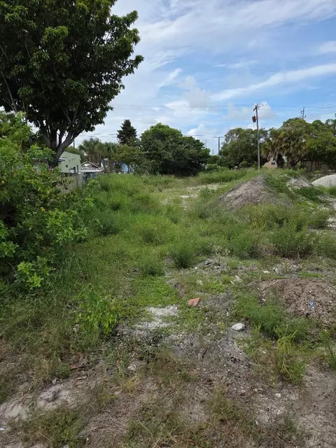 1114 W 28th St, Riviera Beach, FL 33404
