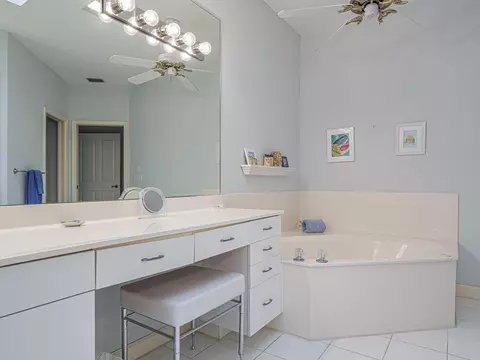 Bath - 3390 SE Putnam Ct, Stuart, FL 34997 photo 4 of 5