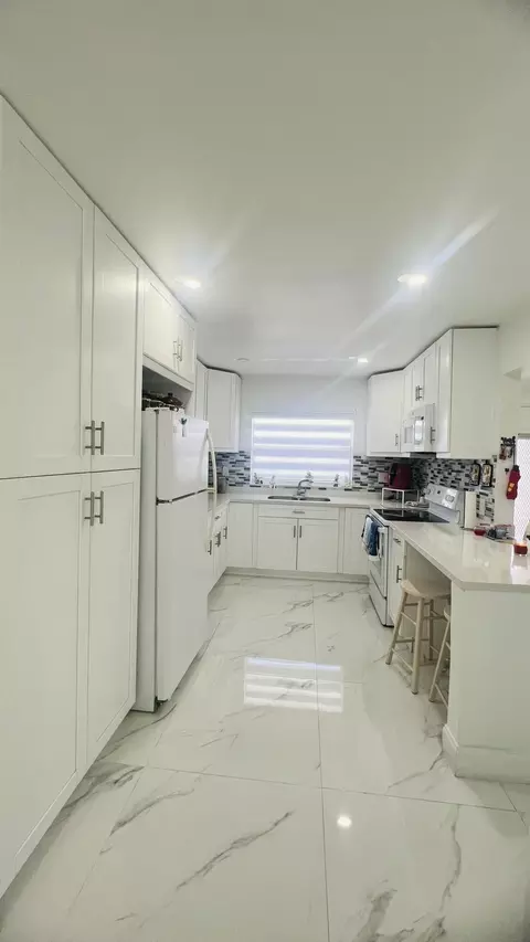 9330 S Sunrise Lakes Blvd #304, Sunrise, FL 33322
