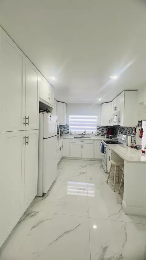 9330 S Sunrise Lakes Blvd #304, Sunrise, FL 33322