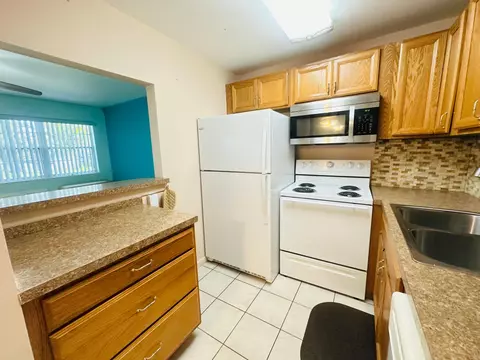 Kitchen - 86 Markham E, Deerfield Beach, FL 33442 photo 3 of 3
