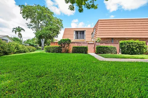 2874 Waterford Dr S, Deerfield Beach, FL 33442