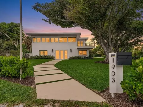 1903 Bay Dr, Pompano Beach, FL 33062