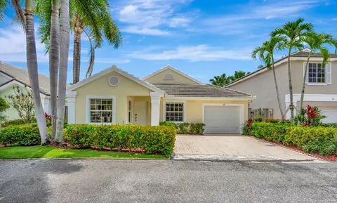 28 Admirals Ct, Palm Beach Gardens, FL 33418