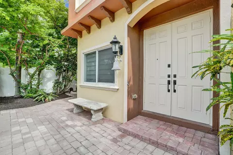 804 NE 7th St, Fort Lauderdale, FL 33304