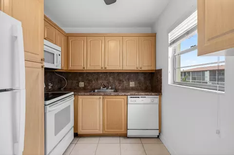 Kitchen - 374 Brighton I #374, Boca Raton, FL 33434 photo 3 of 4