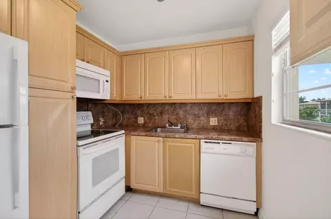 Kitchen - 374 Brighton I #374, Boca Raton, FL 33434 photo 2 of 4