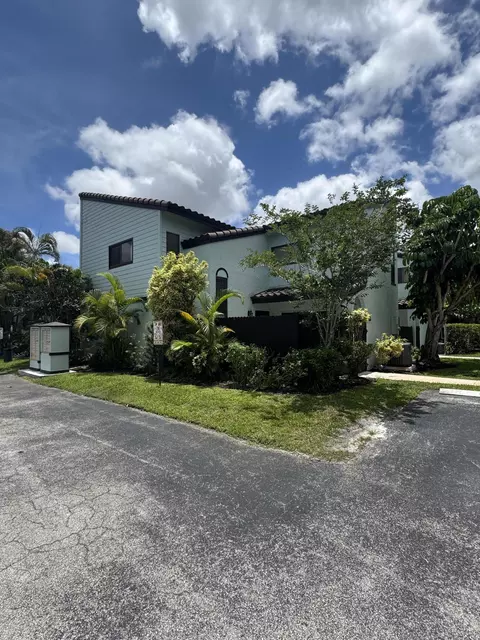 22300 Pineapple Walk Dr, Boca Raton, FL 33433