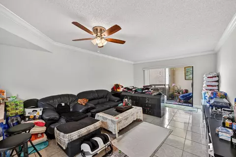 8290 Lake Dr #305, Doral, FL 33166