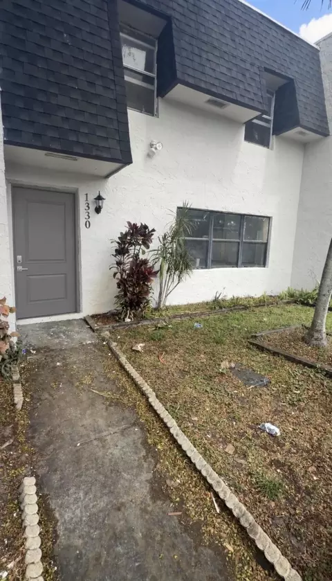 1330 SW 50th Ave, North Lauderdale, FL 33068
