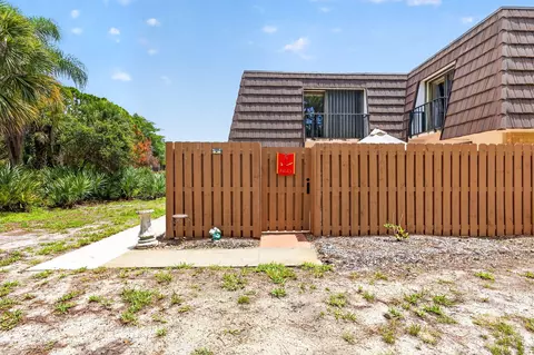 Exterior - 5706 SE Riverboat Dr #202, Stuart, FL 34997 photo 3 of 11