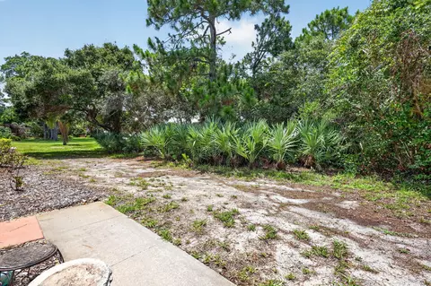 Exterior - 5706 SE Riverboat Dr #202, Stuart, FL 34997 photo 4 of 11