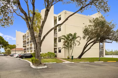 118 Lake Emerald Dr #110, Oakland Park, FL 33309