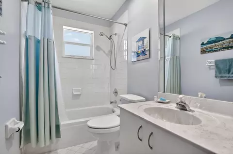 Bath - 1306 SE 5th Ct, Dania Beach, FL 33004 photo 4 of 4